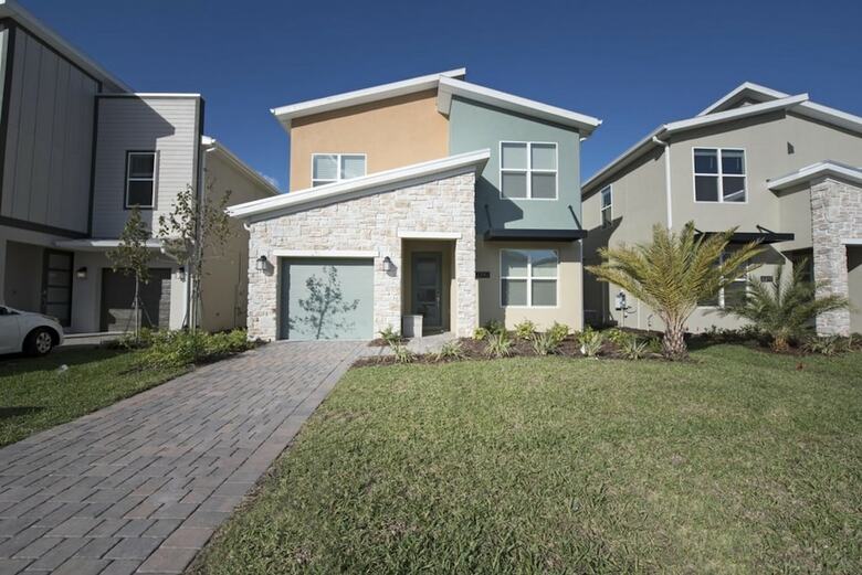 Modern Home With Pool At Storey Lake Sl2742