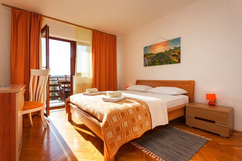 Oina Apartments
