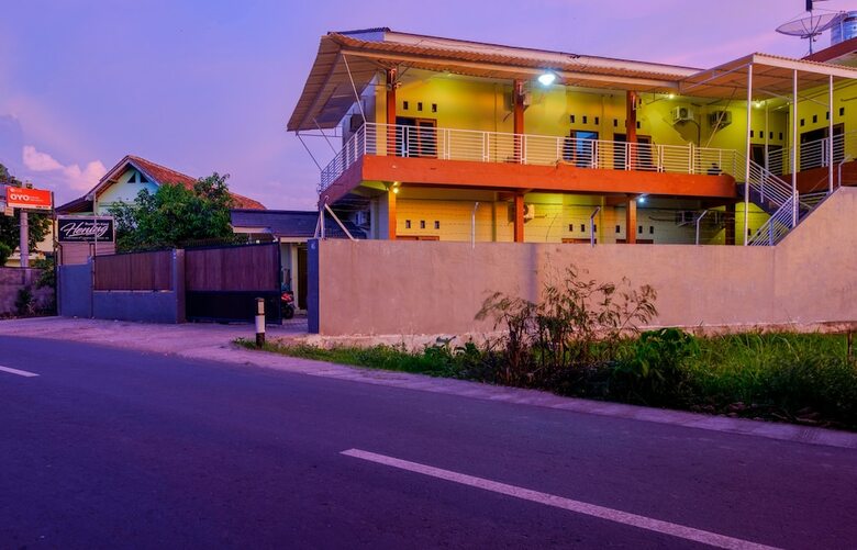 Hostal Oyo 2450 Hening Homestay