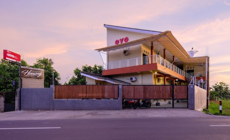 Hostal Oyo 2450 Hening Homestay