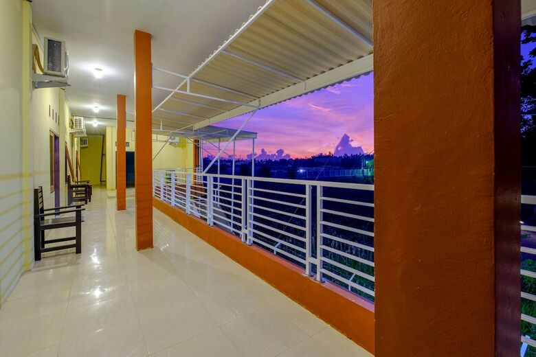 Hostal Oyo 2450 Hening Homestay