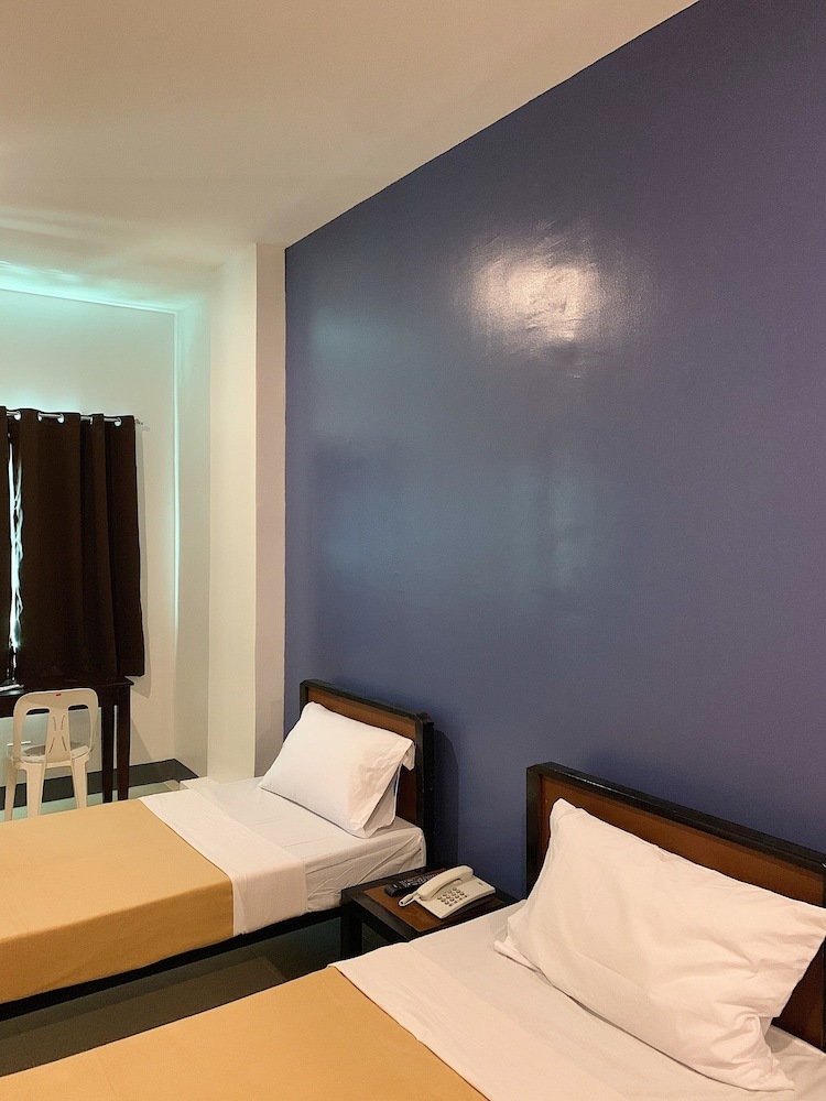 Apo Reef Travellers Hotel