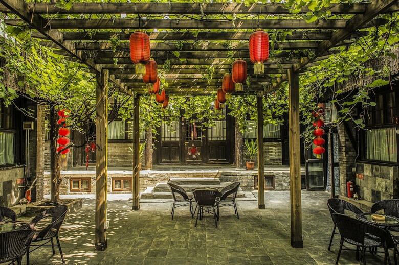 Posada Hill Lily Courtyard