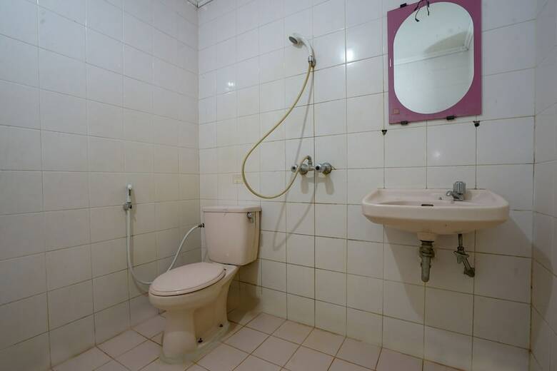 Hostal Oyo 1389 Hotel Carissima