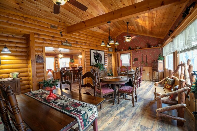 Cabin W Pool Access Chef's Kitchen