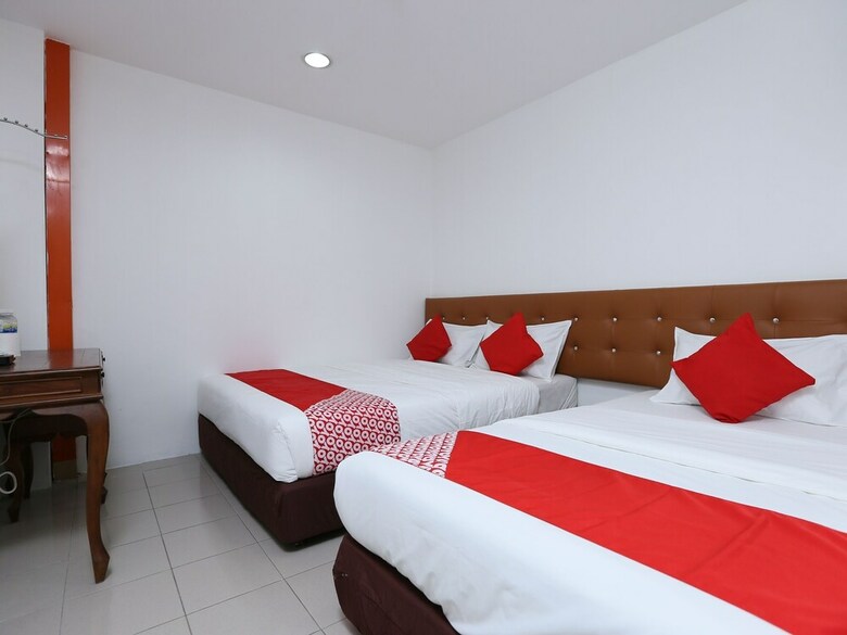 Oyo 89672 Eg Hotel Jj