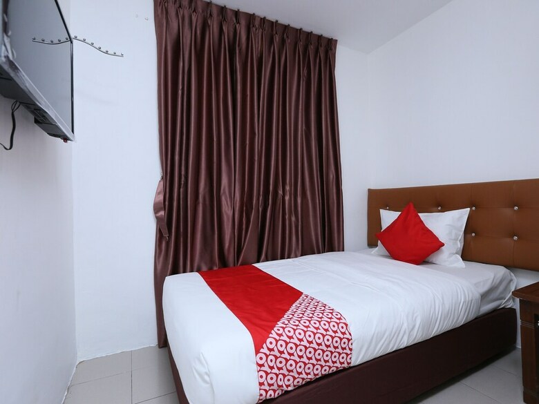 Oyo 89672 Eg Hotel Jj