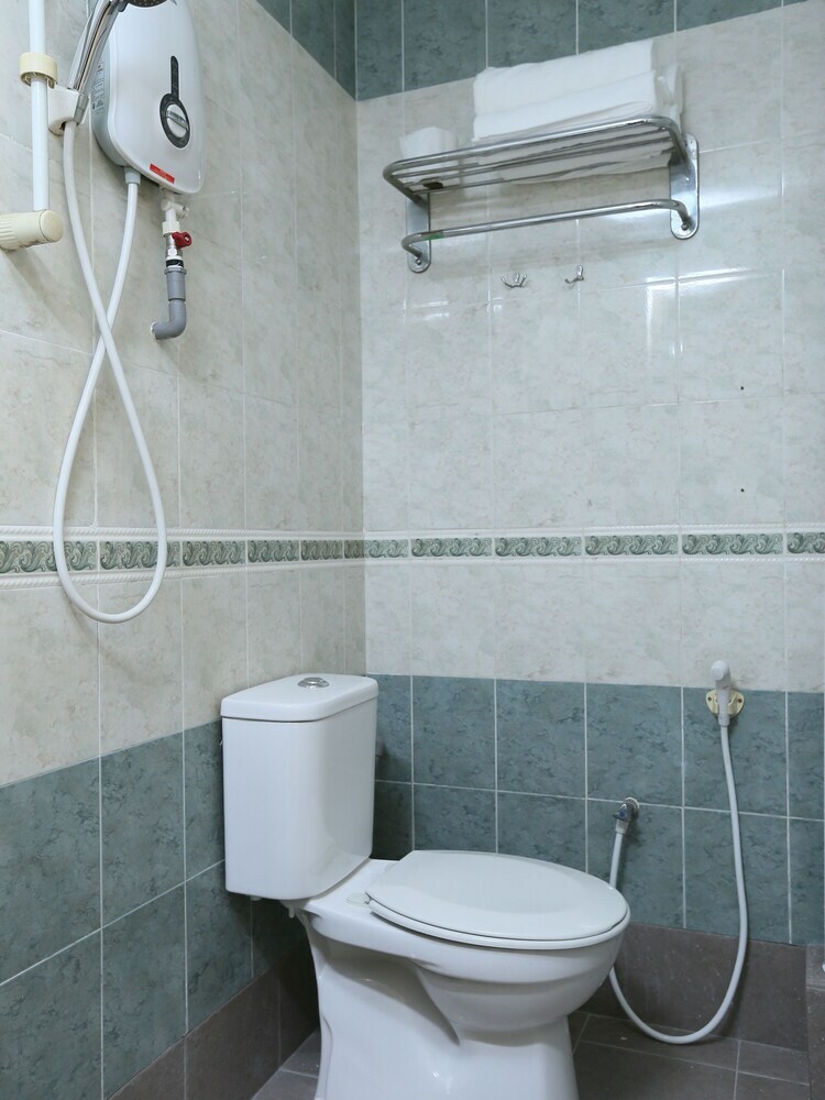 Oyo 89672 Eg Hotel Jj