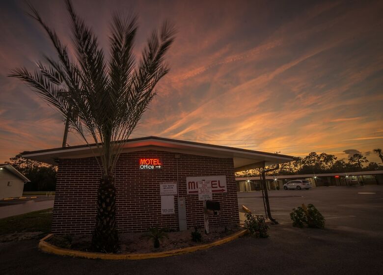Motel Deluxe Inn