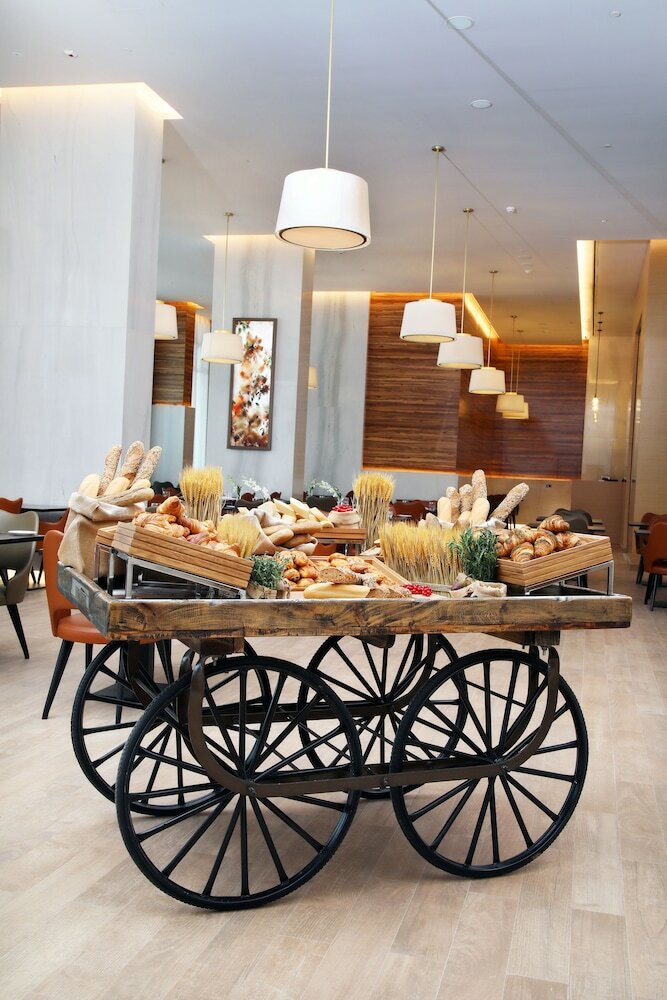 Grand Cosmopolitan Hotel