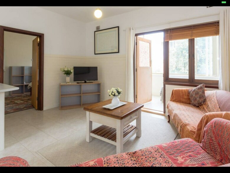 Apartamentos B6 Cafes And Restaurants Close To Uwa