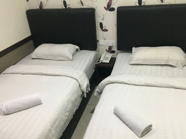 Oyo 89856 Mf Hotel