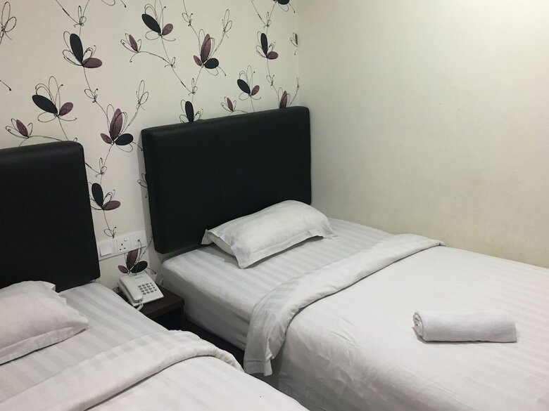 Oyo 89856 Mf Hotel