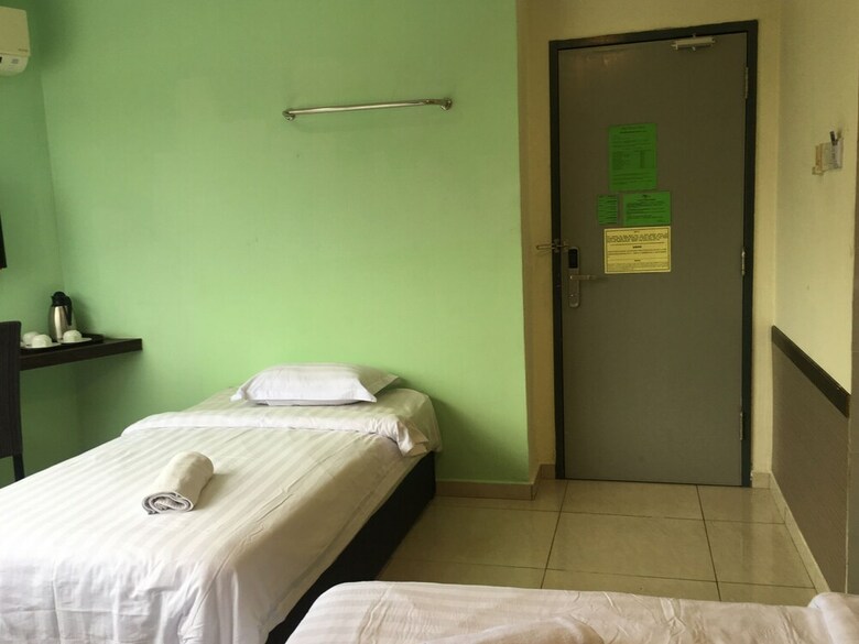 Oyo 89856 Mf Hotel
