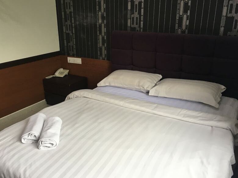 Oyo 89856 Mf Hotel