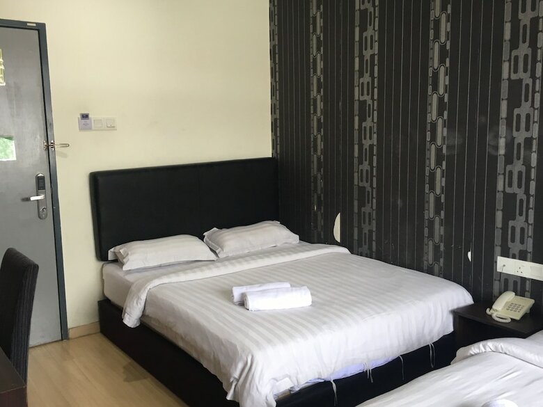 Oyo 89856 Mf Hotel