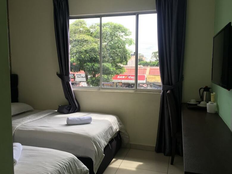 Oyo 89856 Mf Hotel