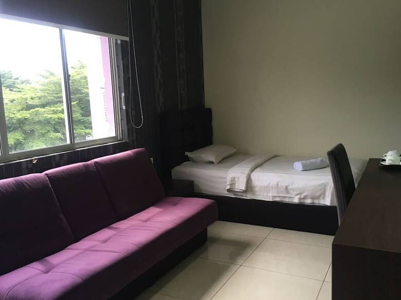 Oyo 89856 Mf Hotel
