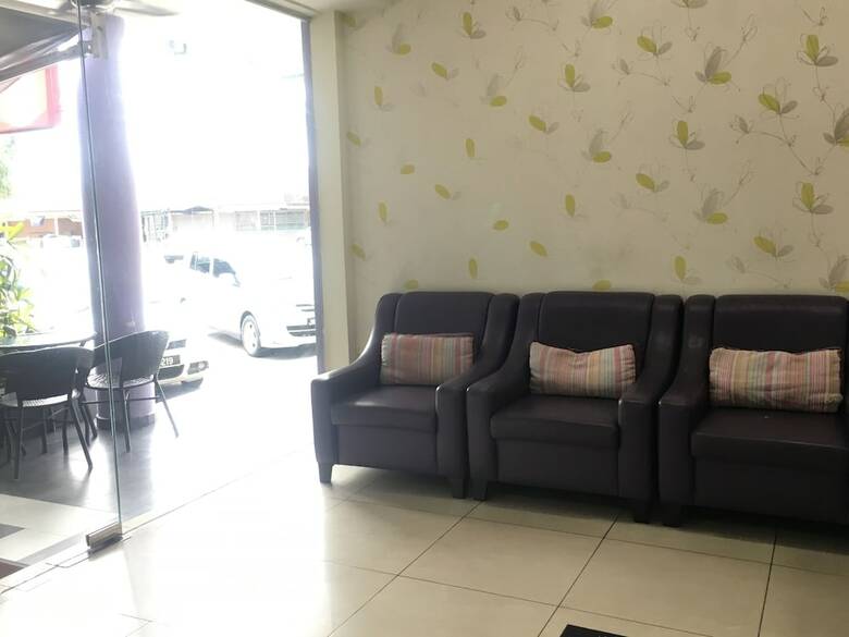Oyo 89856 Mf Hotel