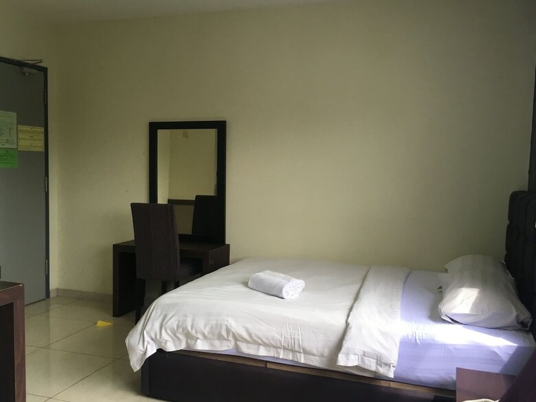 Oyo 89856 Mf Hotel
