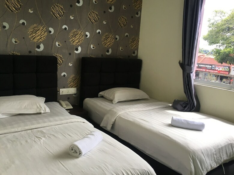 Oyo 89856 Mf Hotel