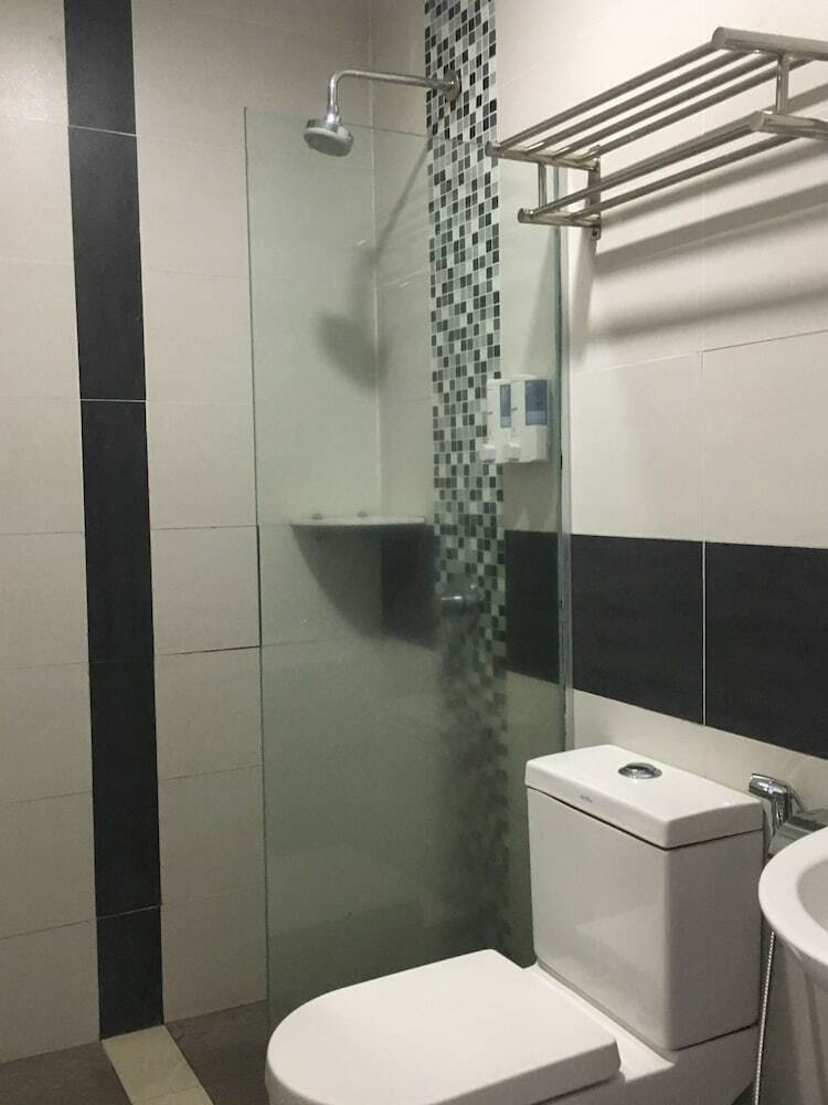 Oyo 89856 Mf Hotel