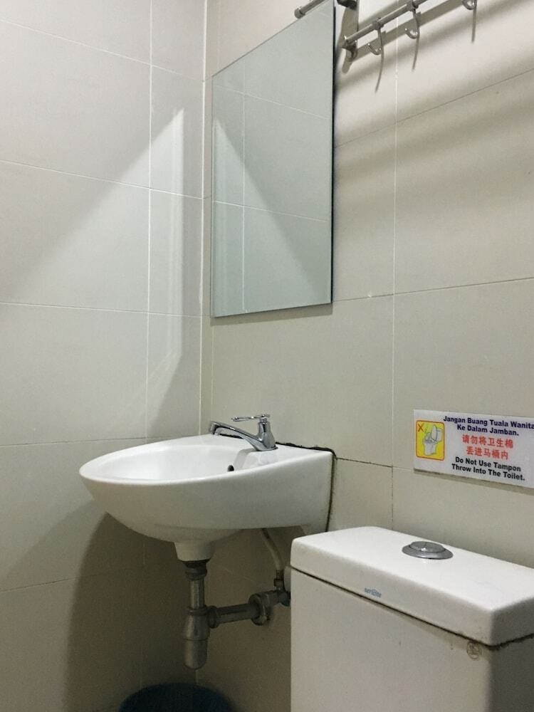 Oyo 89856 Mf Hotel