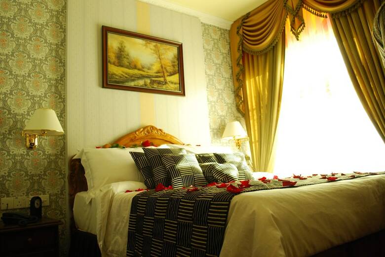 Loona Hotel