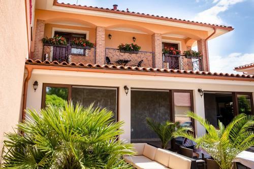 Hostal Corvin Pension And Restaurant