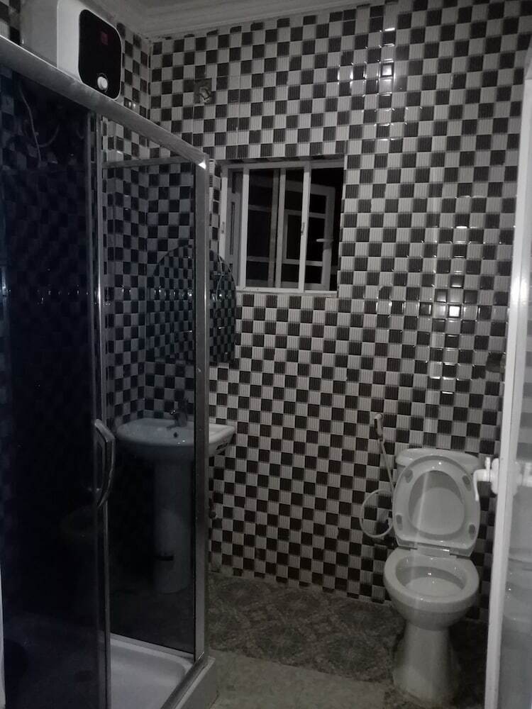 Tom Hotel And Suites