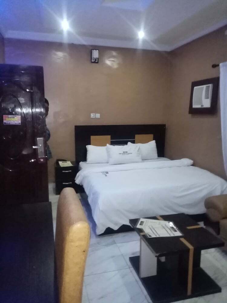 Tom Hotel And Suites