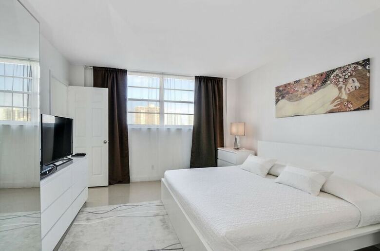 1 Bedroom +den Bay View Or620