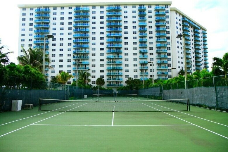 1 Bedroom +den Bay View Or620