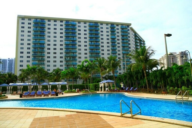 1 Bedroom +den Bay View Or620