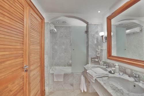 Royal Savoy Hotel And Villas