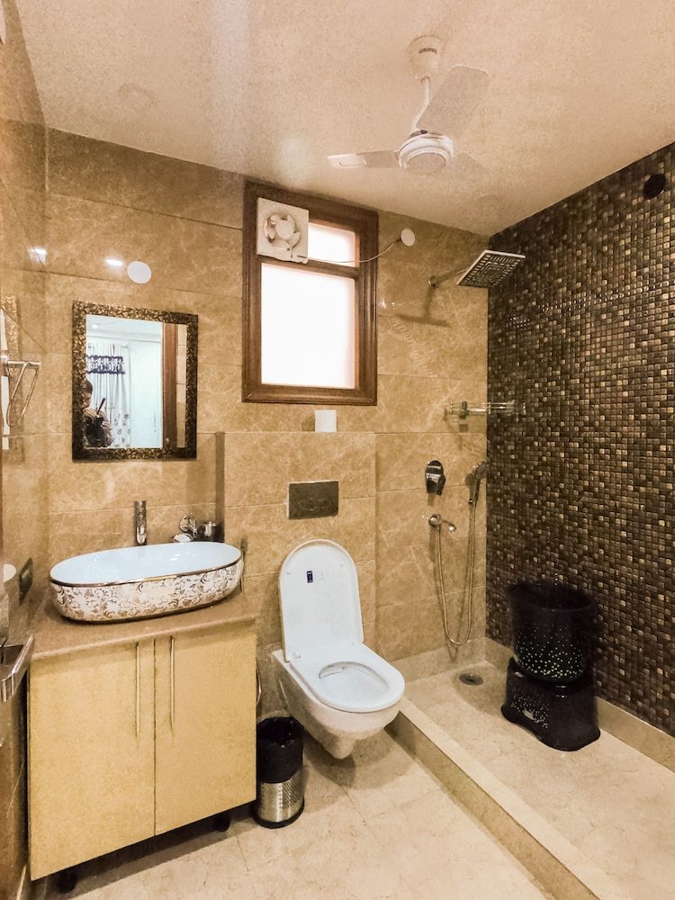 Bed & Breakfast Under My Roof Luxury Apartment