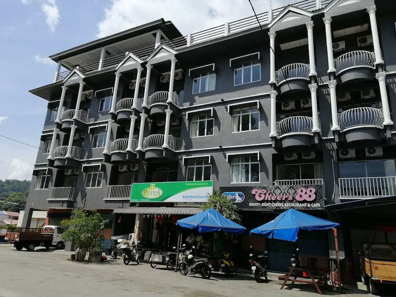Oyo Capital O 89876 Safari Hotel