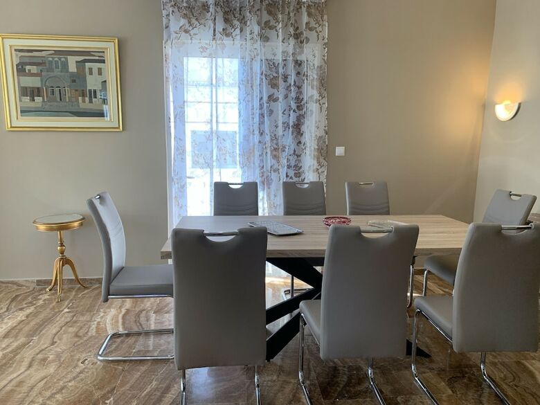 Spacious Renovated Apartment Marousi Kat