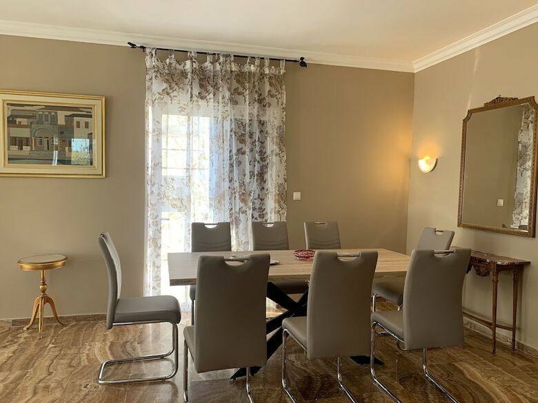 Spacious Renovated Apartment Marousi Kat