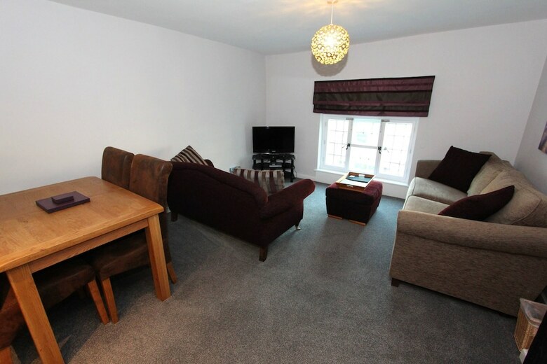 Commonhall Apartments, Top Floor
