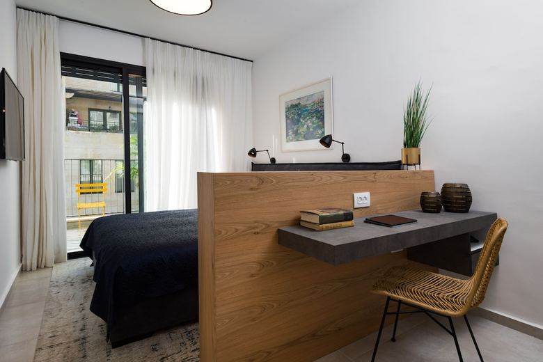 Apartamento Contemporary & Texture-rich Hideaway