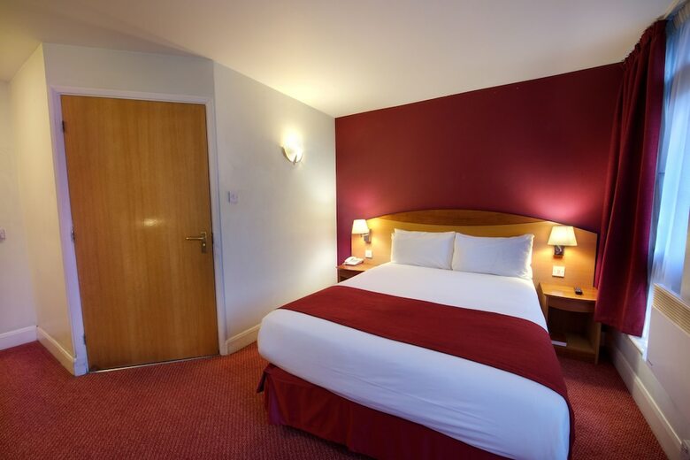Waterloo Hub Hotel & Suites