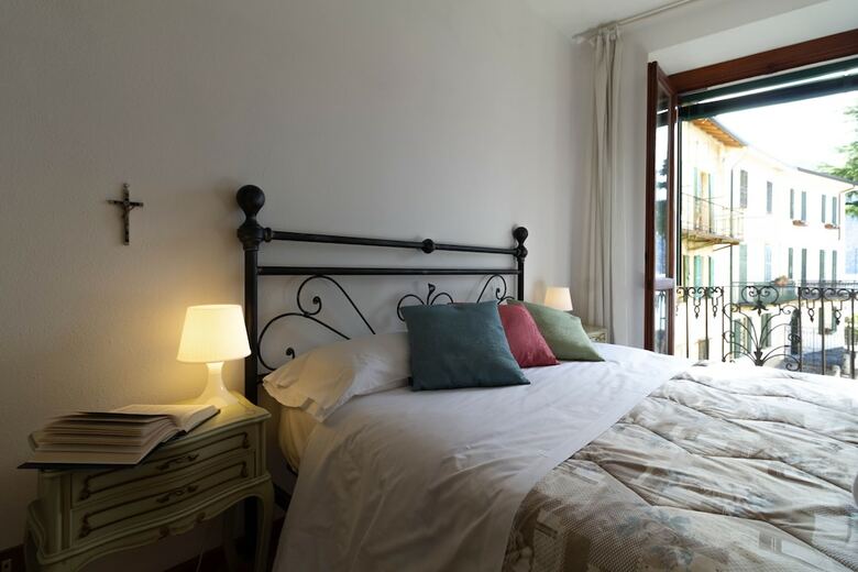 Mamma Ciccia Holiday Home - Lake Front Apartment