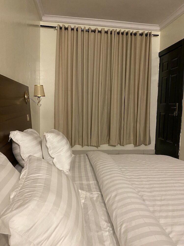 Posh Hotel And Suites