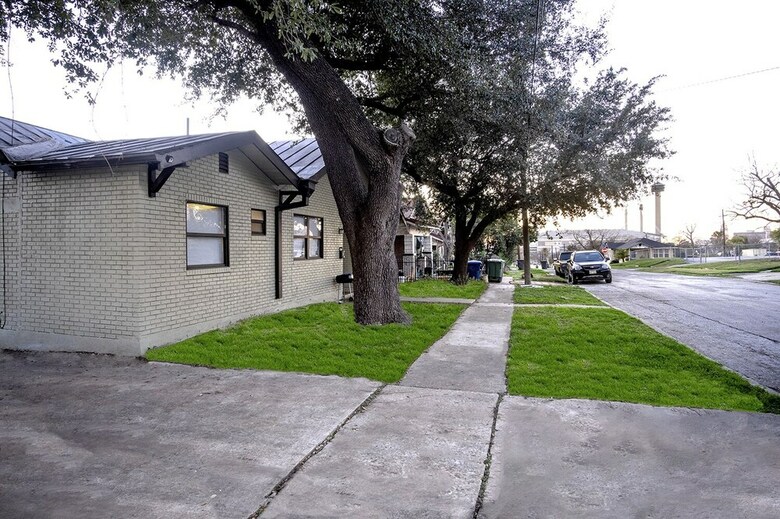 Cozy Downtown Guest House 2br/1ba Sleeps 8