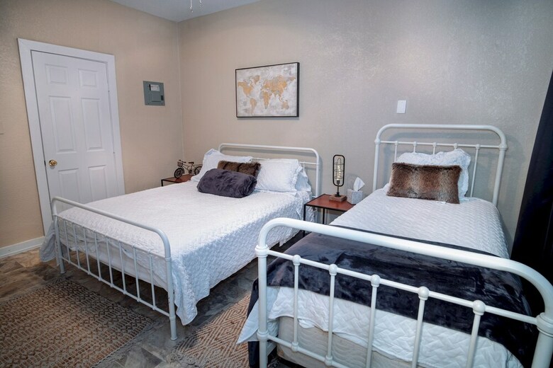 Cozy Downtown Guest House 2br/1ba Sleeps 8
