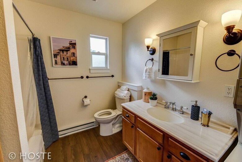 Romantic Getaway King Bed 1min To Restaurants!
