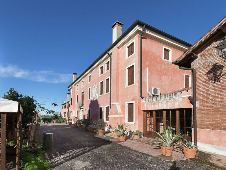 Agroturismo Cozy Farmhouse In Veneto With Shared Pool