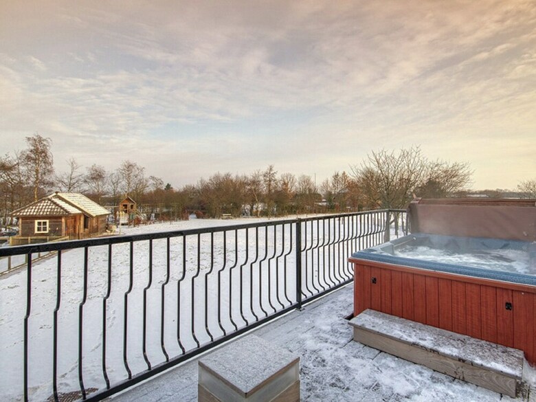 Lush Holiday Home In Oeffelt With 2 Saunas & Jacuzzis
