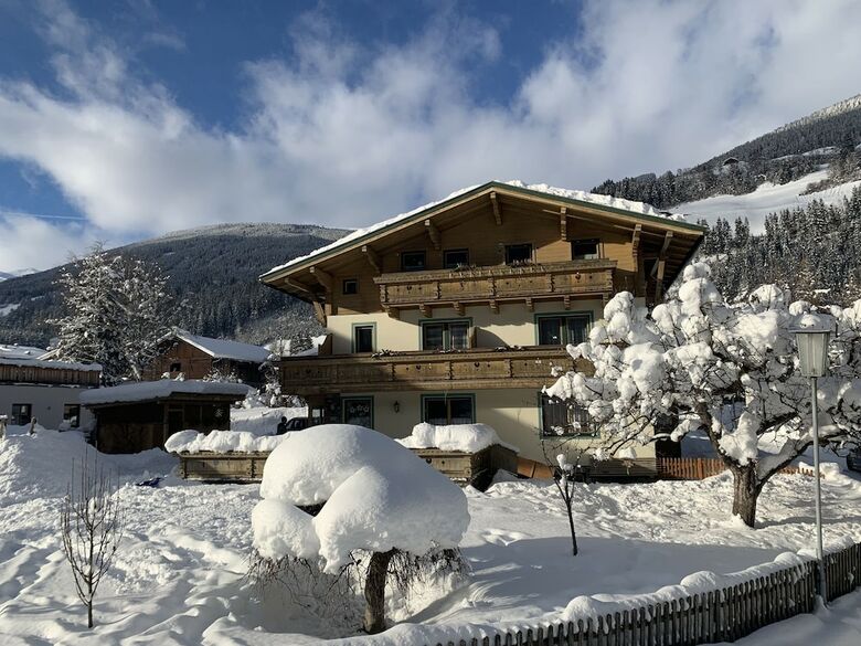 Cozy Apartment In Neukirchen Am Gro�venediger With Terrace